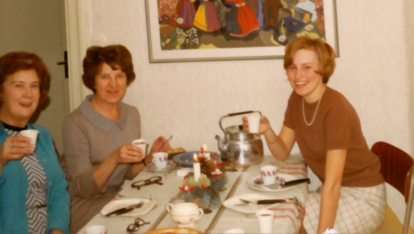 Kassans fotoalbum, sid 10

Den 1 oktober 1966 öppnade Milostaben egen kassa. Personalen på både den gamla och nya Avlöningsdetaljen gjorde här ett studiebesök på Försvarets Civilförvaltnings (FCF) Avlöningscentral. 
Guide var Bint Stig Rådegård.

Bild 1. Ann-Marie Eriksson, Elna Fredrikson och Britt-Marie Ahlqvist på Hötorget i Sthlm, framför Konserthuset

Bild 2. Elna Fredrikson och Stig Rådegård

Bild 3. Elna Fredrikson, May Rundin och Ann-Marie Eriksson blev kvar på P 10 och önskar här Gott Nytt År!