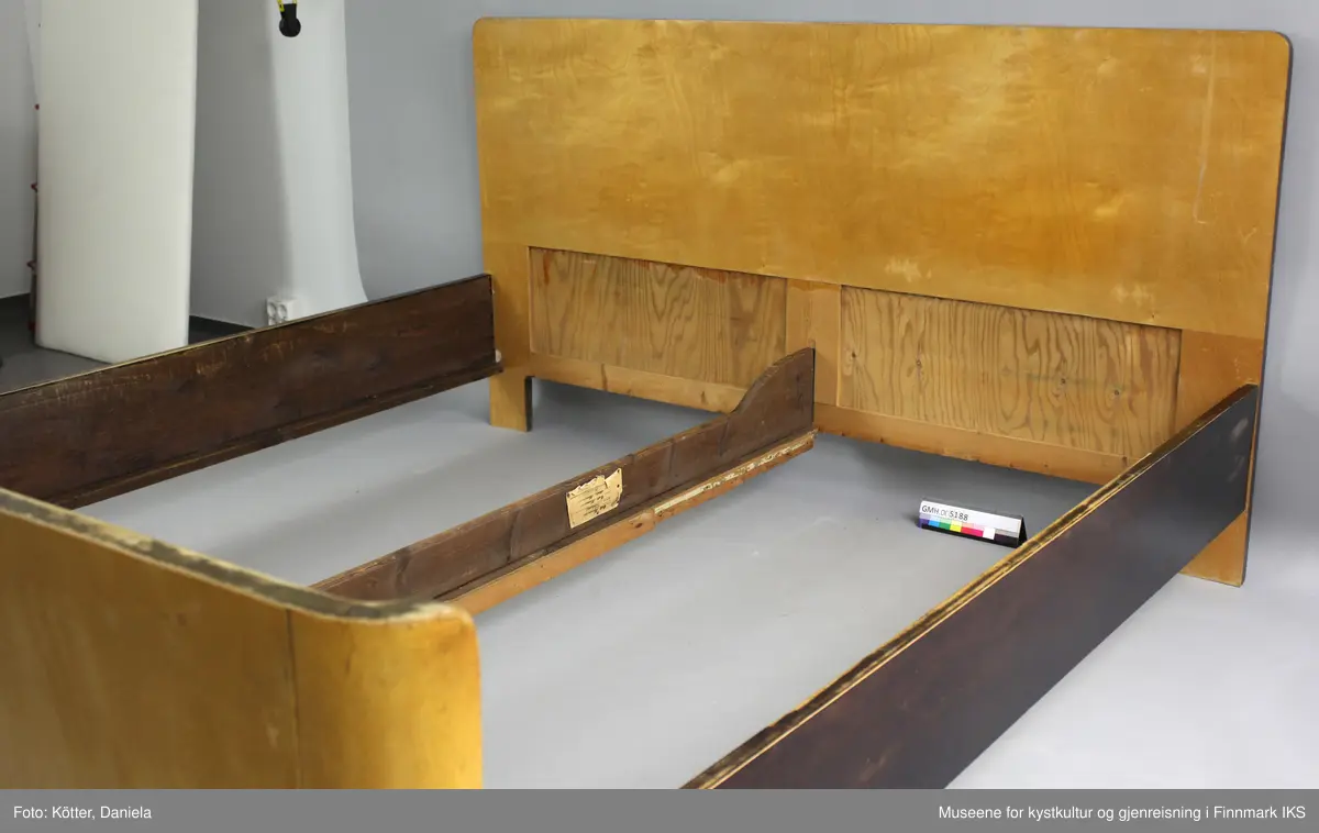 Møbelensembelet består av en dobbeltseng med sengebunn og to madrasser, to nattbord og et toalettbord. Møblene er utført i samme stil. 
De er laget av finérbelagt treverk. Flatene er transparent lakkert, mens enkelte partier er fremhevet med sin mørk beiset utførelse og med de skjærte ornamenter.