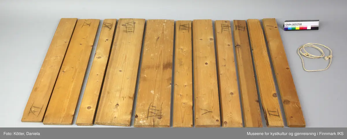 Møbelensembelet består av en dobbeltseng med sengebunn og to madrasser, to nattbord og et toalettbord. Møblene er utført i samme stil. 
De er laget av finérbelagt treverk. Flatene er transparent lakkert, mens enkelte partier er fremhevet med sin mørk beiset utførelse og med de skjærte ornamenter.
