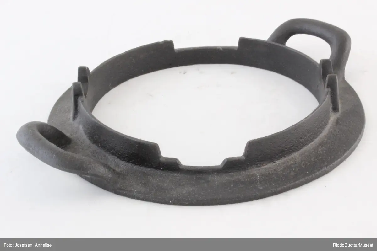 En rund kakeform i et tilpasset stativ  / en holder. Hvis det er åpent rom under stativet, kan kakeformen vippes rundt i stativet så kaken kan stekes på begge sider. Dette jernet er derfor laget for bruk på vedovn med ovnsringer i stedet for kokeplate.  Når man skal steke, fjerner man ovnsringer og legger stativet over åpningen så flammene varmer jernet.
Kakeformen har et mønster preget på innsiden. Den ferdige varme kaken med fint mønster skal straks krummes rundt en kjegle eller en annen rund sak. Kaken tar da en krum form under avkjølingen, derav "krumkake".