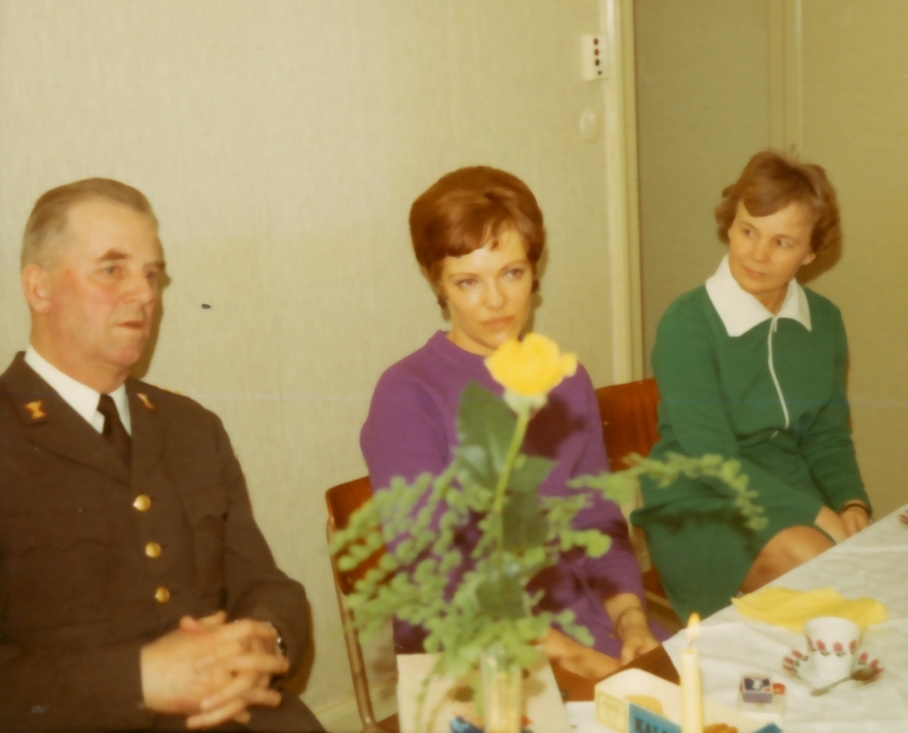 Kassans fotoalbum, sid 11

Den 1 april 1968 avgår Gösta Karnehed med pension efter väl förrättat värv

Bild 1. Gösta Karnehed, Lilian Busk och Evy Looström

Bild 2. Elna Fredrikson, okänd och May Rundin

Bild 3. Gösta Karnehed och okänd

Bild 4. Gösta Karnehed och Lilian Busk. Gösta tackar för stilig barometer.