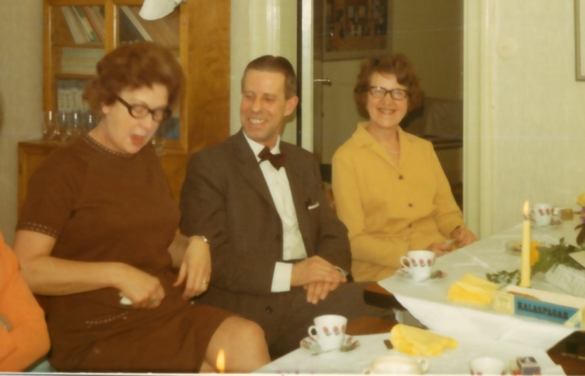 Kassans fotoalbum, sid 11

Den 1 april 1968 avgår Gösta Karnehed med pension efter väl förrättat värv

Bild 1. Gösta Karnehed, Lilian Busk och Evy Looström

Bild 2. Elna Fredrikson, okänd och May Rundin

Bild 3. Gösta Karnehed och okänd

Bild 4. Gösta Karnehed och Lilian Busk. Gösta tackar för stilig barometer.