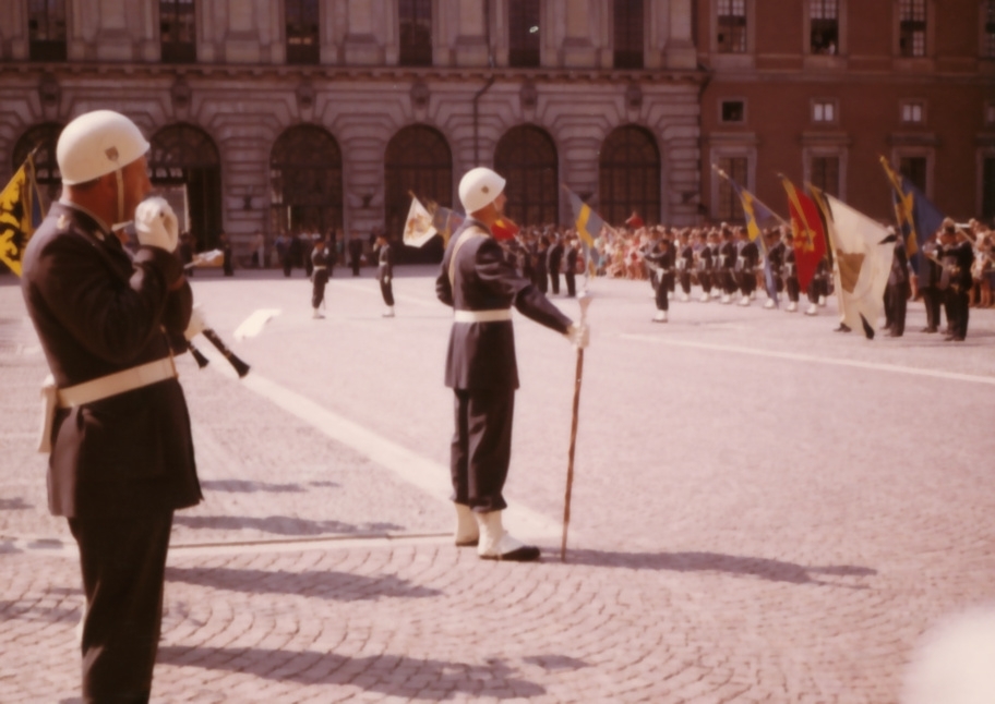 Kassans fotoalbum, sid 14

Stockholms slott den 13 augusti 1969

Regementet firar 250-årsjubileum över Slaget vid södra Stäket 1719.

Bild 1. Vaktavlösning -- med fanborg från de regementen som deltog i slaget. Denna bild är publicerad tidigare med nr ARSF.000817

Bild 2 och 3. Musikkåren vid vaktavlösningen.