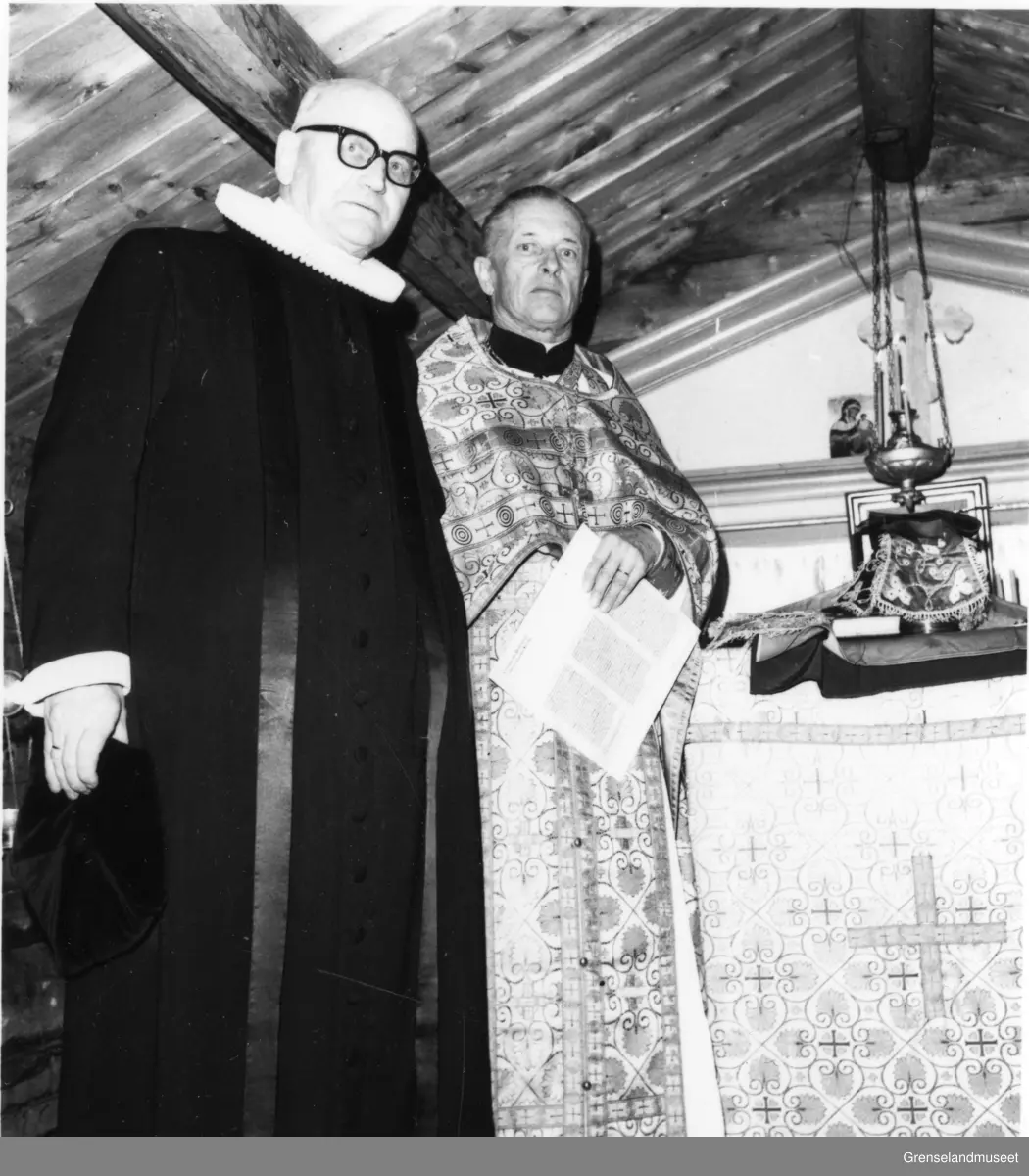 Ortodoks prest Yrjö Räme og Luthersk prest Ernst Galschødt i St. Georgs Kapel i Neiden.