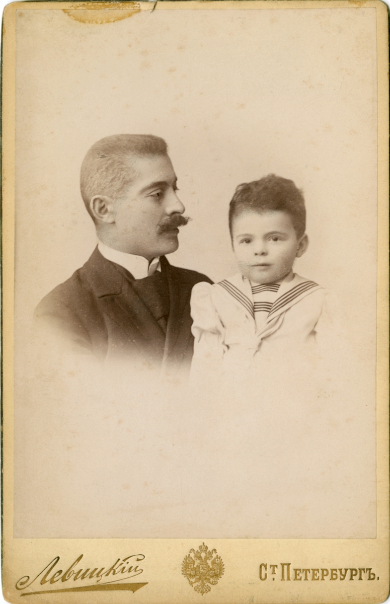 Portrettfoto av ukjent mann og barn.

Dette er ikke Michail Rostin. Han ligner, men det er trolig en av hans brødre, Jaques eller Sergei. Barnet er ikke et av Victorias søsken. Kanskje et søskenbarn?