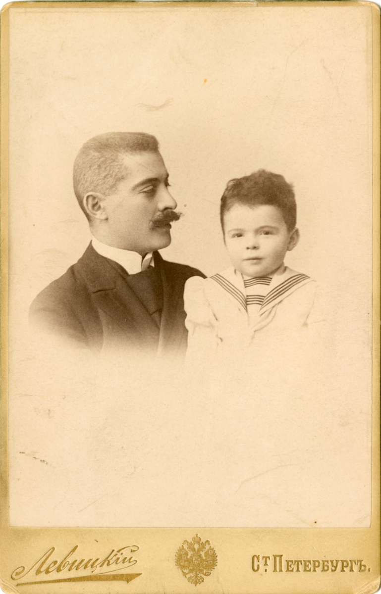Portrettfoto av ukjent mann og barn.

Dette er ikke Michail Rostin. Han ligner, men det er trolig en av hans brødre, Jaques eller Sergei. Barnet er ikke et av Victorias søsken. Kanskje et søskenbarn?