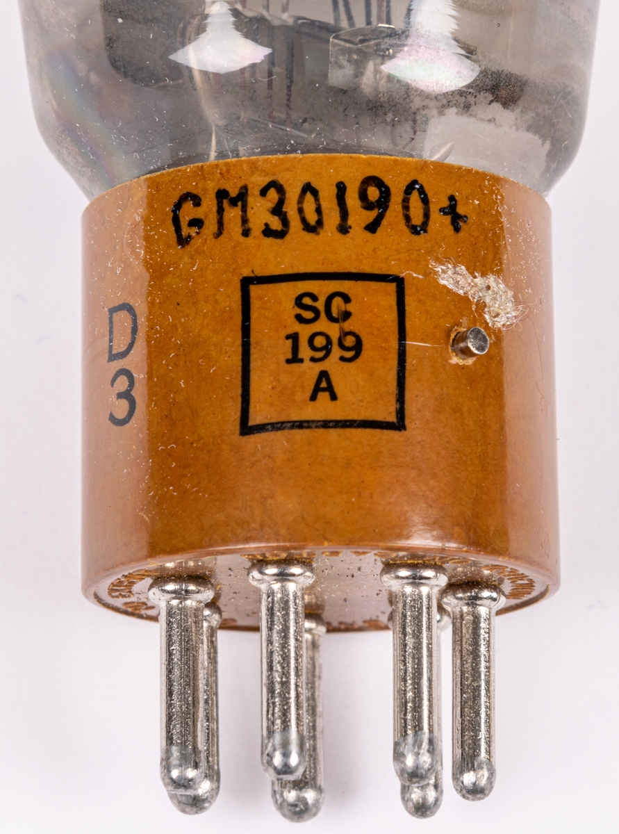 Radiorör, 4st. Sockel i brunt isoleringsmaterial. Undertill sju kontakttappar. Text på sockeln: "JAN CHS 1625 VT-136 SYLVANIA MADE IN U.S.A.
Varje rör förvaras i pappask med vadderat skyddspapper. Text på askarna: "U.S. ARMY SIGNAL CORPS TUBE VT-136 ORDER NO. 414-WF-43-WESTERN ELECTRIC COMPANY, INC. DEC. 29 1942".