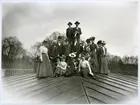 Stockholm. 
En grupp kvinnor och män uppe på ett tak. 1901.