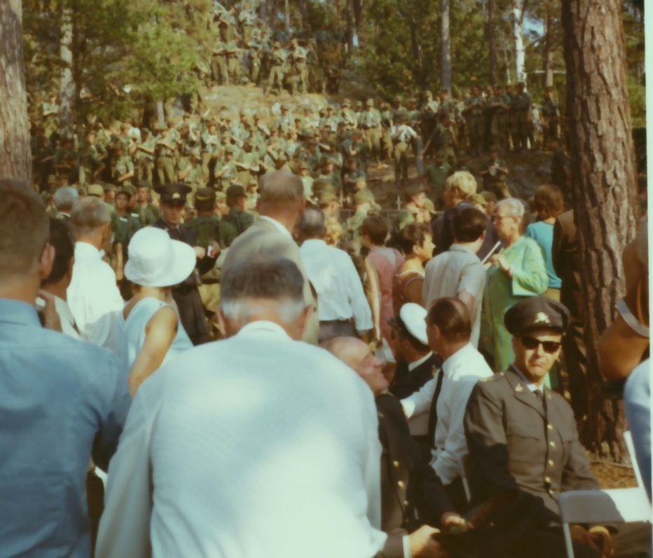 Kassans fotoalbum, sid 15

Stockholm den 13 augusti 1969

Regementet firar 250-årsjubileum över Slaget vid södra Stäket 1719.

Bild 1. På väg mot kajen nedanför slottet. Elna Fredriksson nere i v. hörnet (med glasögon)
Bild 2. Ombordstigning inför färd till Skogsö
Bild 3. Åldersklassen har anlänt, halva bataljonen till fots, från Skarpnäck
Bild 4. Skogsömonumentet.