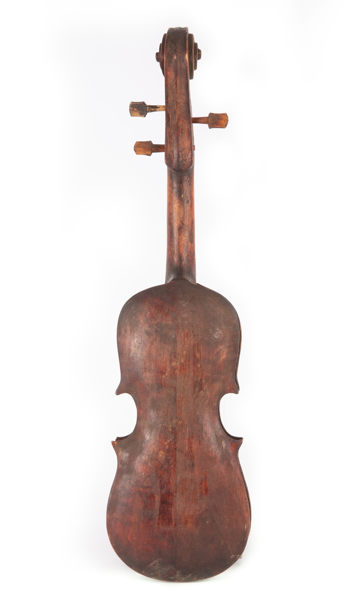Fela er gjort i grovt tremateriale og er antakelig et hjemmearbeid fra gården Hippe i Ulnes. Instrumentet er brunbeiset og ulakert. Strengehuset har en sprekk, 13 cm lang, på oversiden. Halsen er uten strengebrett. Tre strengeskruer er festet til felehode. Ingen strenger.