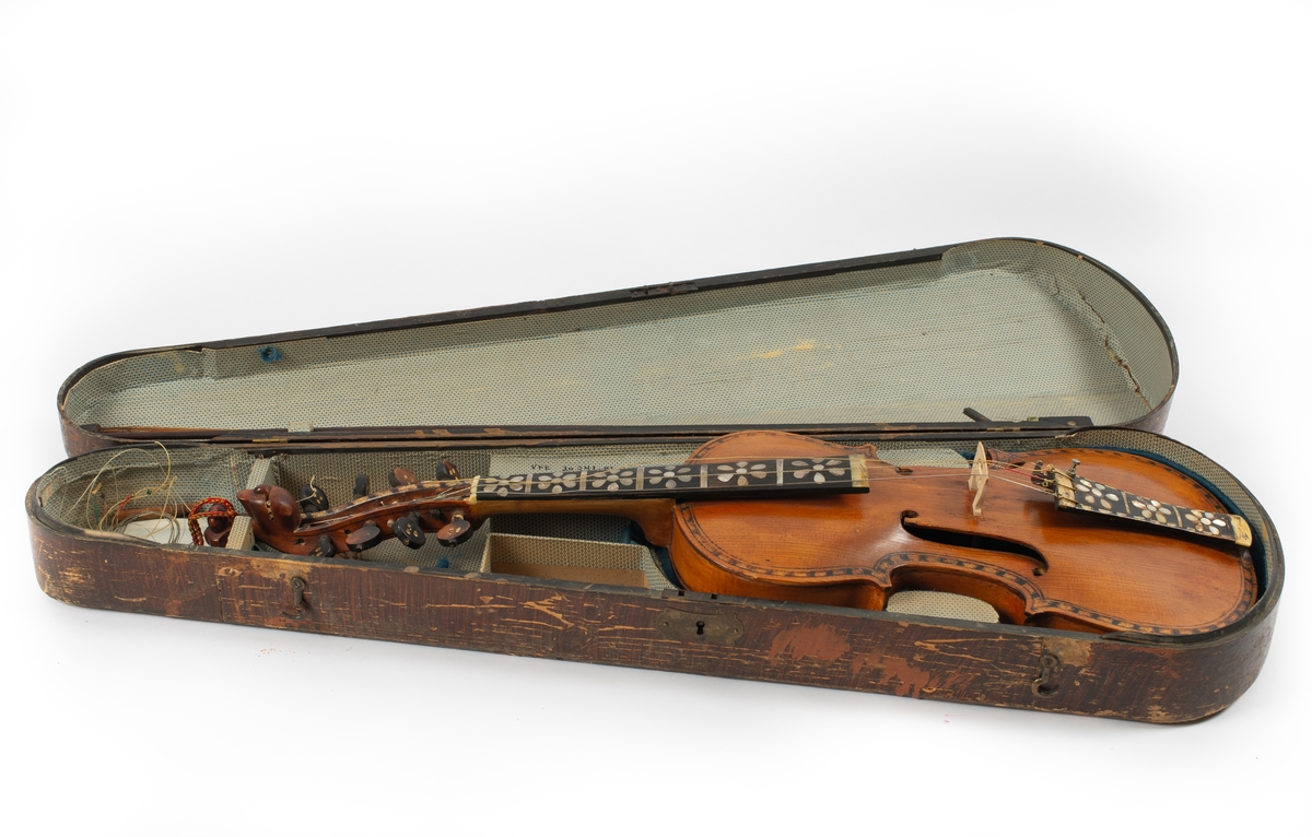 Hardingfele med skrin. Det er kjent at den tidelgare eigaren av fela trefte Ulrik i Jensestogun (1850-1919). Det er mogeleg at Ulrik ha laga deler av fela, og ho kan ha vore tilpassa til posisjonsspel (lang hals). Fela skal ha vore brukt på Skrinsrud i Steinsetbygde, Etnedal.