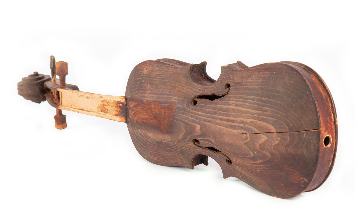 Fela er gjort i grovt tremateriale og er antakelig et hjemmearbeid fra gården Hippe i Ulnes. Instrumentet er brunbeiset og ulakert. Strengehuset har en sprekk, 13 cm lang, på oversiden. Halsen er uten strengebrett. Tre strengeskruer er festet til felehode. Ingen strenger.