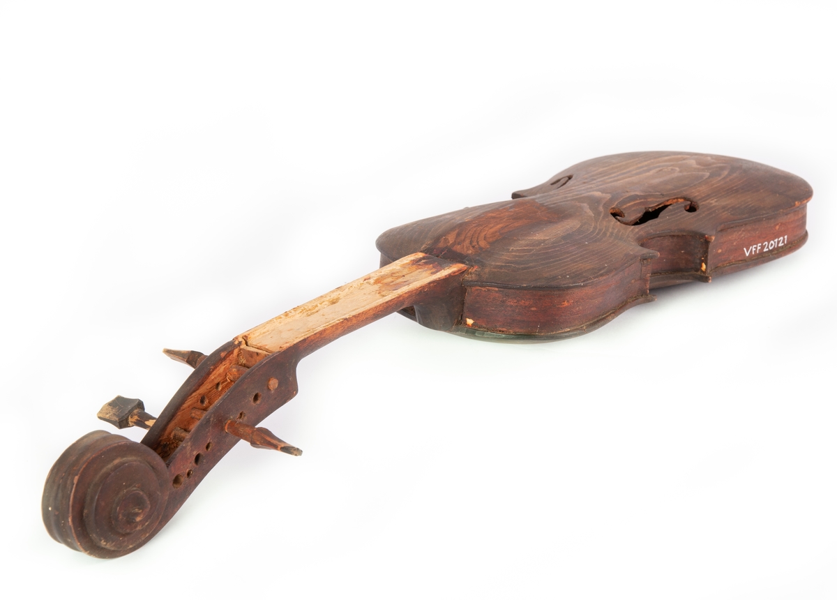 Fela er gjort i grovt tremateriale og er antakelig et hjemmearbeid fra gården Hippe i Ulnes. Instrumentet er brunbeiset og ulakert. Strengehuset har en sprekk, 13 cm lang, på oversiden. Halsen er uten strengebrett. Tre strengeskruer er festet til felehode. Ingen strenger.