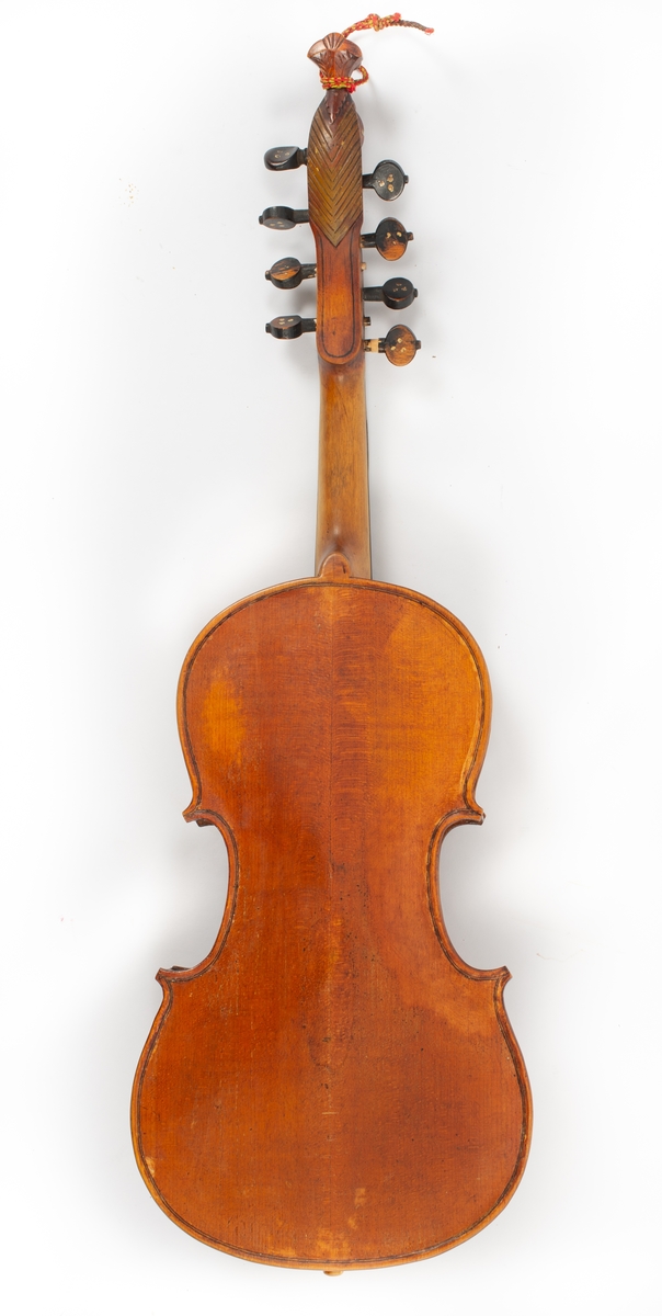 Hardingfele med skrin. Det er kjent at den tidelgare eigaren av fela trefte Ulrik i Jensestogun (1850-1919). Det er mogeleg at Ulrik ha laga deler av fela, og ho kan ha vore tilpassa til posisjonsspel (lang hals). Fela skal ha vore brukt på Skrinsrud i Steinsetbygde, Etnedal.