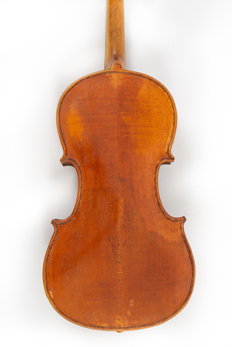 Hardingfele med skrin. Det er kjent at den tidelgare eigaren av fela trefte Ulrik i Jensestogun (1850-1919). Det er mogeleg at Ulrik ha laga deler av fela, og ho kan ha vore tilpassa til posisjonsspel (lang hals). Fela skal ha vore brukt på Skrinsrud i Steinsetbygde, Etnedal.