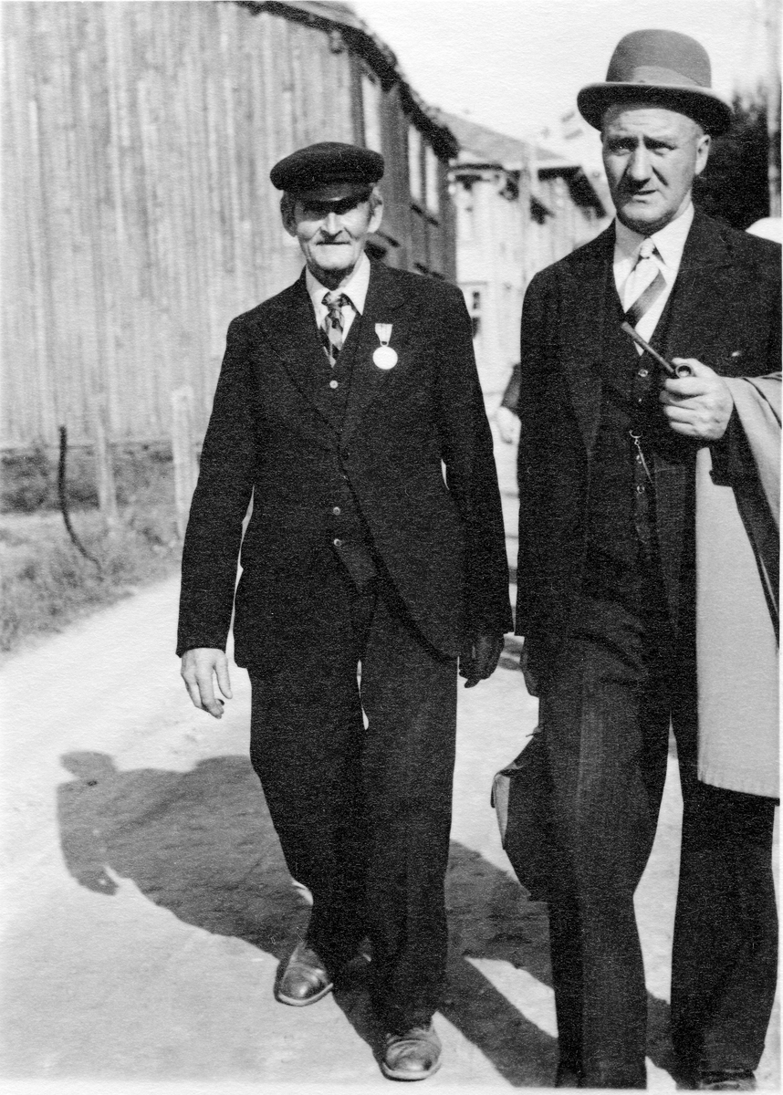 Verksarbeidere fotografert i forbindelse med 300-årsjubileet for Røros Kobberverk i 1946