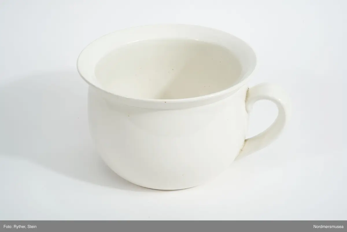 Rund potte med hank. Produsert av Egersund Fayancefabrik. Funnet i KM.10403