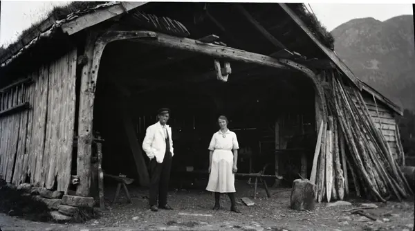 Båtbygger med kone i båtskykkja.