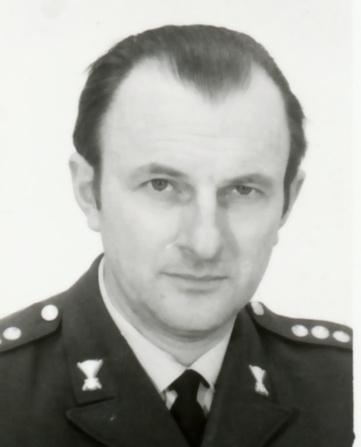 Kassans fotoalbum, sid 21

1971 firar regementet sina 50 år i Strängnäs.

Under våren 1971 vikarierar förvaltare L Håkansson från I 4 som kassachef.

Bild 1. L Håkansson 

Bild 2. Musikkåren på Rådhustorget

Bild 3. Fanvakt och hedersvakt framför rådhuset.
