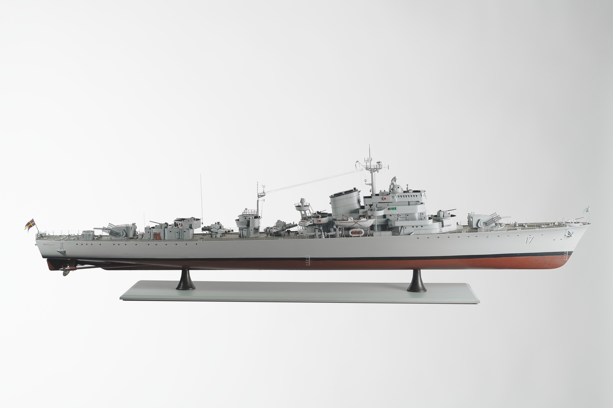 Helmodell av jagaren Uppland i ursprungligt skick. Bestyckad med 12 cm kanoner, luftvärn, torpeder samt sjunkbomber Skrovet är tillverkat i trä och gråmålat med detaljer utförda i metall. Modellen är i skala 1:50.
Stativet utgörs av två metallpelare.