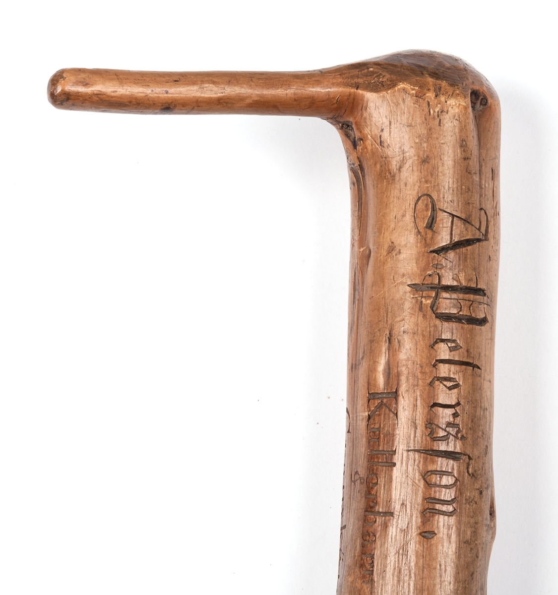 Spatserkäpp, knölpåk, av ene, med att stort antal gävlenamn inristade, flera av dem med studentexamen under 1870-talets första år. 
Käppen är daterad: Kullerhamn och Granskär 27/7 1873.
Namn:
A. Petersson
E. Höjer
A. Nygren
C. Klintberg
F. v. Schéele
A. Ölund
D. Carlsson
O. Nordin
G. Holmström
E. Östman
C. Almgren
A. T. U. Ohlsson
R. Bäcklin
K. G. Hjort
A. Carlsson
J. Wikström
A. Lundeberg
J. Hedeström
W. M. Fröstedt (Wilhelm Mauritz)
F. Sundberg
G. Sandlund