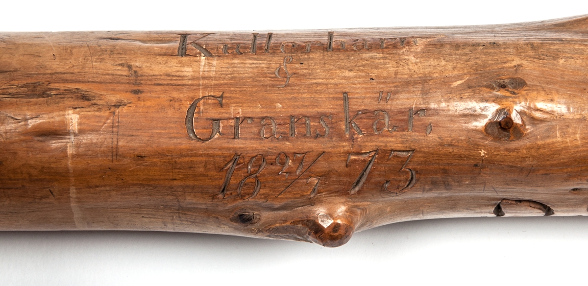 Spatserkäpp, knölpåk, av ene, med att stort antal gävlenamn inristade, flera av dem med studentexamen under 1870-talets första år. 
Käppen är daterad: Kullerhamn och Granskär 27/7 1873.
Namn:
A. Petersson
E. Höjer
A. Nygren
C. Klintberg
F. v. Schéele
A. Ölund
D. Carlsson
O. Nordin
G. Holmström
E. Östman
C. Almgren
A. T. U. Ohlsson
R. Bäcklin
K. G. Hjort
A. Carlsson
J. Wikström
A. Lundeberg
J. Hedeström
W. M. Fröstedt (Wilhelm Mauritz)
F. Sundberg
G. Sandlund
