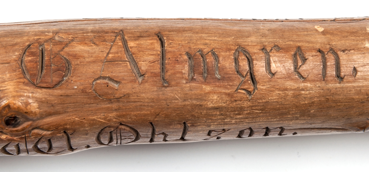 Spatserkäpp, knölpåk, av ene, med att stort antal gävlenamn inristade, flera av dem med studentexamen under 1870-talets första år. 
Käppen är daterad: Kullerhamn och Granskär 27/7 1873.
Namn:
A. Petersson
E. Höjer
A. Nygren
C. Klintberg
F. v. Schéele
A. Ölund
D. Carlsson
O. Nordin
G. Holmström
E. Östman
C. Almgren
A. T. U. Ohlsson
R. Bäcklin
K. G. Hjort
A. Carlsson
J. Wikström
A. Lundeberg
J. Hedeström
W. M. Fröstedt (Wilhelm Mauritz)
F. Sundberg
G. Sandlund