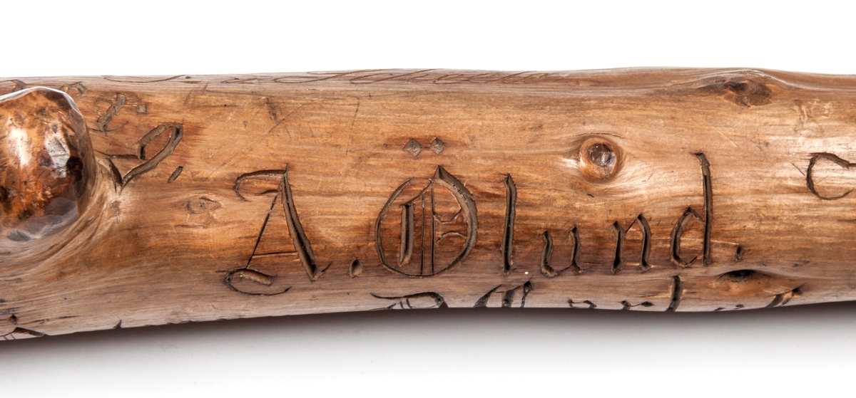 Spatserkäpp, knölpåk, av ene, med att stort antal gävlenamn inristade, flera av dem med studentexamen under 1870-talets första år. 
Käppen är daterad: Kullerhamn och Granskär 27/7 1873.
Namn:
A. Petersson
E. Höjer
A. Nygren
C. Klintberg
F. v. Schéele
A. Ölund
D. Carlsson
O. Nordin
G. Holmström
E. Östman
C. Almgren
A. T. U. Ohlsson
R. Bäcklin
K. G. Hjort
A. Carlsson
J. Wikström
A. Lundeberg
J. Hedeström
W. M. Fröstedt (Wilhelm Mauritz)
F. Sundberg
G. Sandlund