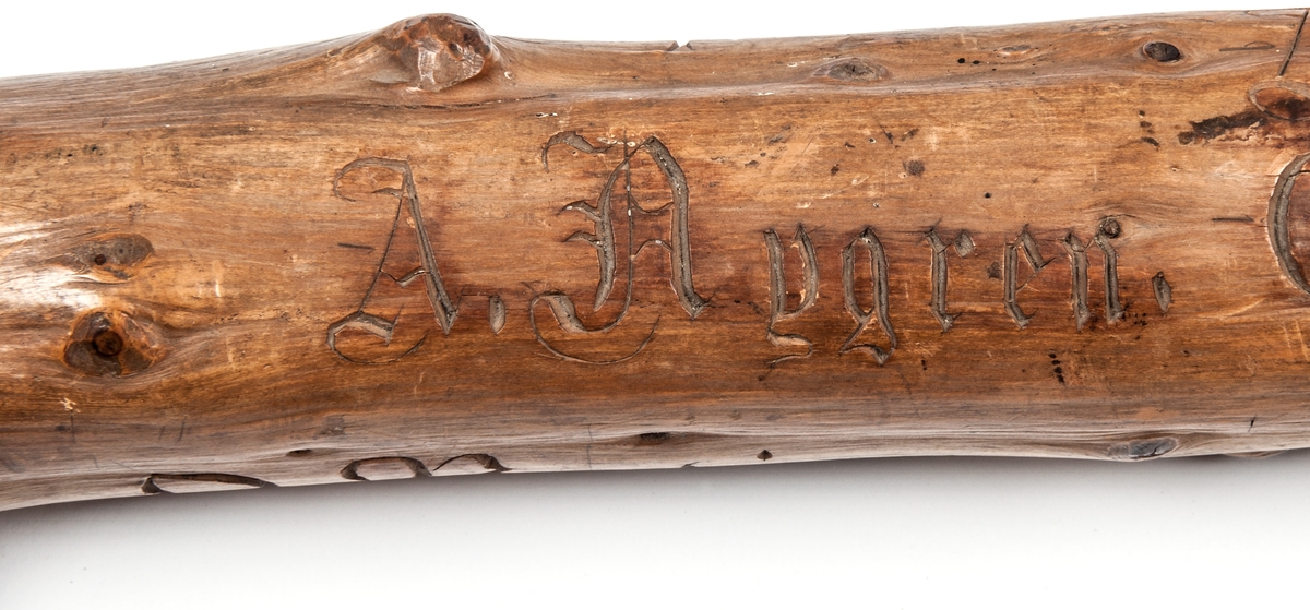 Spatserkäpp, knölpåk, av ene, med att stort antal gävlenamn inristade, flera av dem med studentexamen under 1870-talets första år. 
Käppen är daterad: Kullerhamn och Granskär 27/7 1873.
Namn:
A. Petersson
E. Höjer
A. Nygren
C. Klintberg
F. v. Schéele
A. Ölund
D. Carlsson
O. Nordin
G. Holmström
E. Östman
C. Almgren
A. T. U. Ohlsson
R. Bäcklin
K. G. Hjort
A. Carlsson
J. Wikström
A. Lundeberg
J. Hedeström
W. M. Fröstedt (Wilhelm Mauritz)
F. Sundberg
G. Sandlund