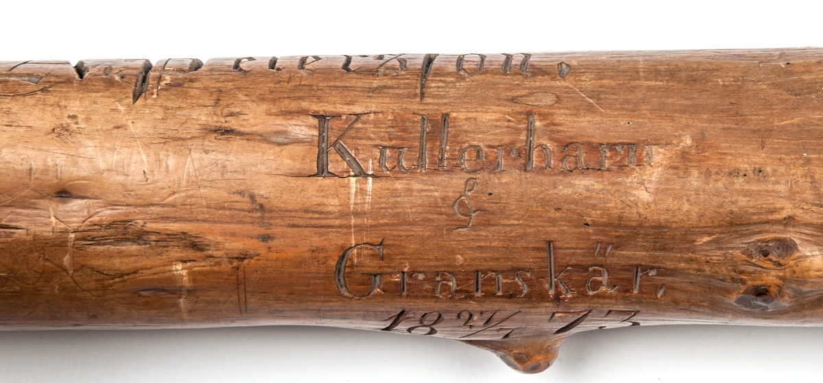 Spatserkäpp, knölpåk, av ene, med att stort antal gävlenamn inristade, flera av dem med studentexamen under 1870-talets första år. 
Käppen är daterad: Kullerhamn och Granskär 27/7 1873.
Namn:
A. Petersson
E. Höjer
A. Nygren
C. Klintberg
F. v. Schéele
A. Ölund
D. Carlsson
O. Nordin
G. Holmström
E. Östman
C. Almgren
A. T. U. Ohlsson
R. Bäcklin
K. G. Hjort
A. Carlsson
J. Wikström
A. Lundeberg
J. Hedeström
W. M. Fröstedt (Wilhelm Mauritz)
F. Sundberg
G. Sandlund
