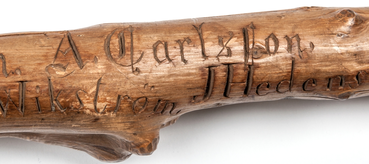 Spatserkäpp, knölpåk, av ene, med att stort antal gävlenamn inristade, flera av dem med studentexamen under 1870-talets första år. 
Käppen är daterad: Kullerhamn och Granskär 27/7 1873.
Namn:
A. Petersson
E. Höjer
A. Nygren
C. Klintberg
F. v. Schéele
A. Ölund
D. Carlsson
O. Nordin
G. Holmström
E. Östman
C. Almgren
A. T. U. Ohlsson
R. Bäcklin
K. G. Hjort
A. Carlsson
J. Wikström
A. Lundeberg
J. Hedeström
W. M. Fröstedt (Wilhelm Mauritz)
F. Sundberg
G. Sandlund