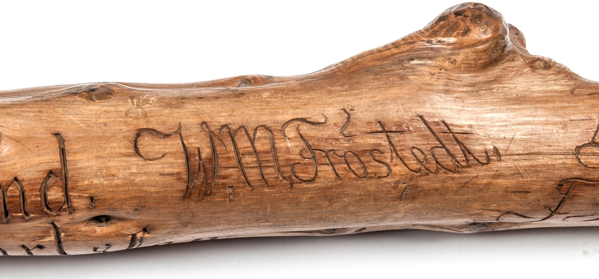 Spatserkäpp, knölpåk, av ene, med att stort antal gävlenamn inristade, flera av dem med studentexamen under 1870-talets första år. 
Käppen är daterad: Kullerhamn och Granskär 27/7 1873.
Namn:
A. Petersson
E. Höjer
A. Nygren
C. Klintberg
F. v. Schéele
A. Ölund
D. Carlsson
O. Nordin
G. Holmström
E. Östman
C. Almgren
A. T. U. Ohlsson
R. Bäcklin
K. G. Hjort
A. Carlsson
J. Wikström
A. Lundeberg
J. Hedeström
W. M. Fröstedt (Wilhelm Mauritz)
F. Sundberg
G. Sandlund