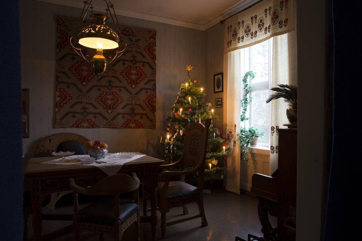 Juletre i dagligstuen. Formidling av juletradisjoner i leiligheten "Ein norsk heim i ei ny tid – 1905" i OBOS-gården – Wessels gate 15 på Norsk Folkemuseum. Fotografert desember 2013.