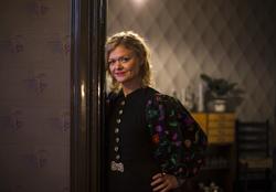 Formidler i rollen som beboer Evelyn Berg i leiligheten "Sli