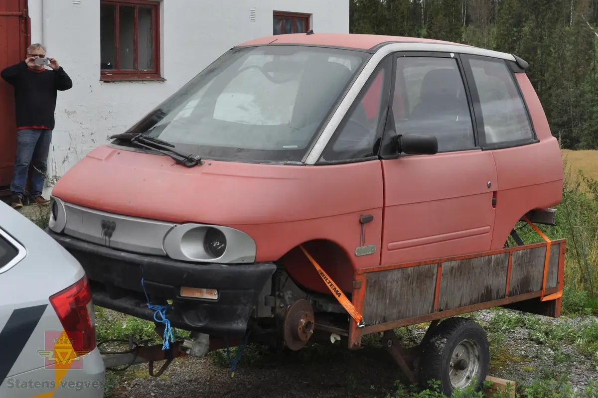 Rød elektrisk drevet 1995/96-modell Pivco PIV3 personbil med to sitteplasser. Bilen har et karosseri av termoplast (polyetylen) og et tak av ABS plast. Ramme i aluminium. Airbag på førersiden. Farget glass. Blått og grått interiør. Framhjulstrekk. 

Bilen har en elektrisk asynkronmotor på maksimalt 27 kW.  Bilen gjør 0-50 km/t på 7 sekunder og har en toppfart på 90 km/t. Den kjører ca 65 km vinterstid, 85-90 km sommertid på et fulladet nikkel-kadmiumbatteri inneholdende 9,8 kWh.