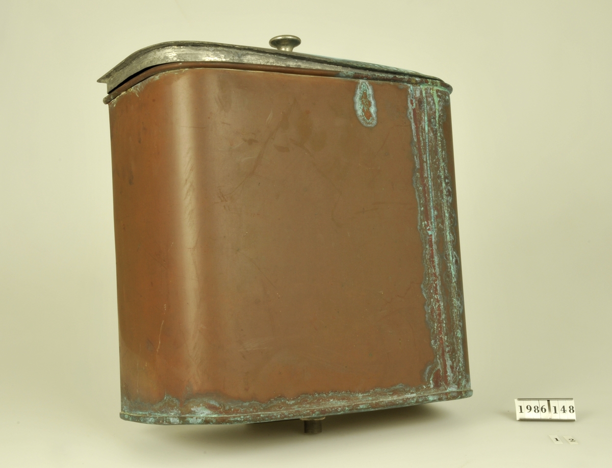 
Vattenbehållare med lock och tapphål i behållarens botten. Upphängningsanordning på bakstycket för montering på vägg.