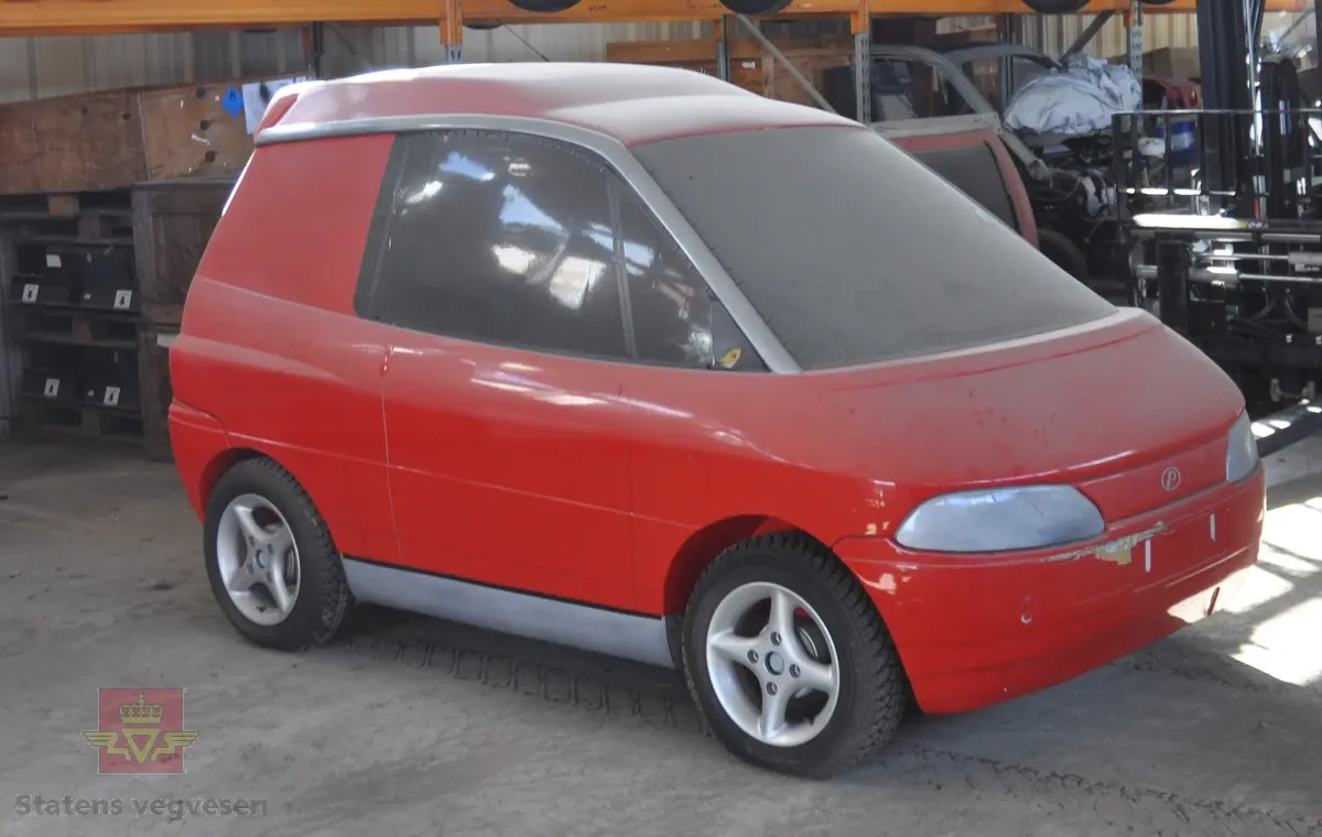 Rød tre- og skummodell av Pivco PIV2 i 1993. Bilen er i sin helhet utformet i skumplast, som er dekket med gelcoat og lakkert rødt for karosseri, mørkt for vinduer og sølv for lykter og aluminiumsomramming. Ordinære hjul på aluminiumsfelger er festet inn på en treramma.