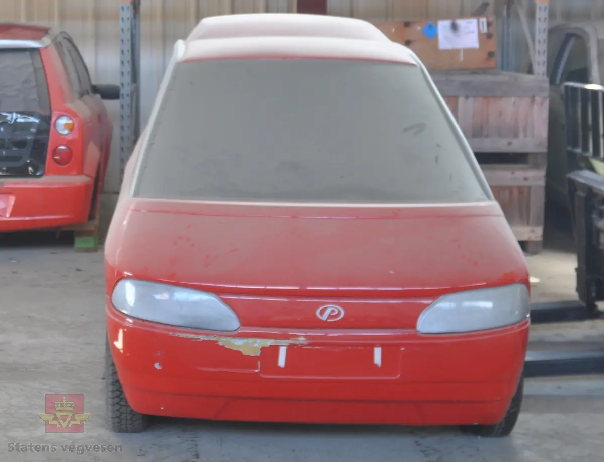 Rød tre- og skummodell av Pivco PIV2 i 1993. Bilen er i sin helhet utformet i skumplast, som er dekket med gelcoat og lakkert rødt for karosseri, mørkt for vinduer og sølv for lykter og aluminiumsomramming. Ordinære hjul på aluminiumsfelger er festet inn på en treramma.
