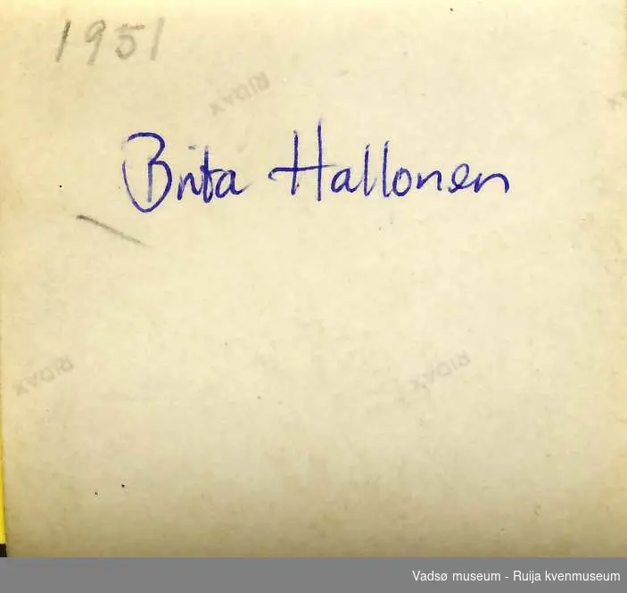 Brita Halonen på benk i 1951. Eier av Halonengården i Vadsø.