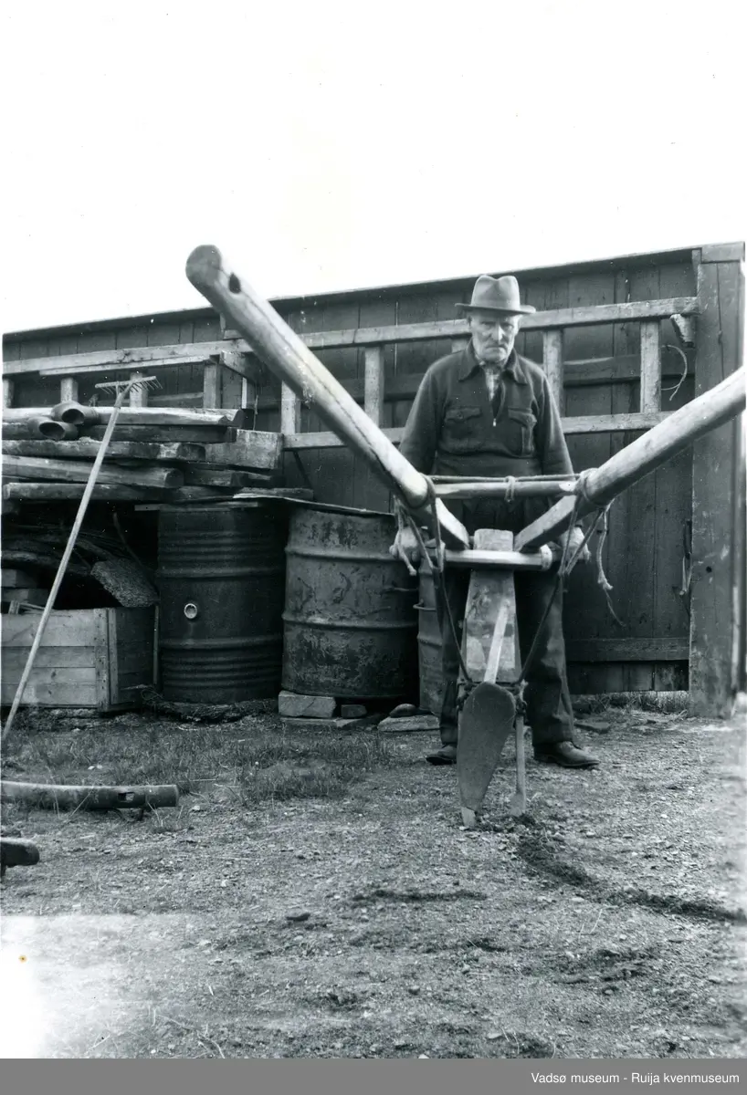 Karl Tuomainen med sin selvlagde plog i 1964