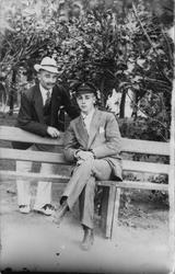 Nikolaj Michailovich Rostin sittende på benken, fotografert 