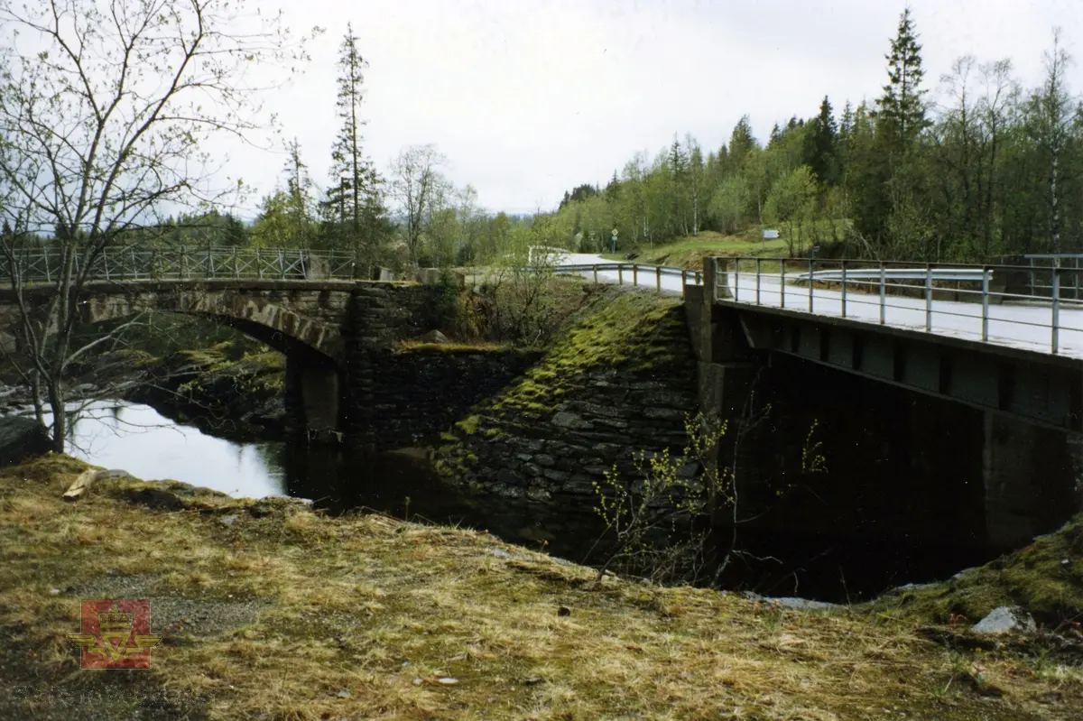 Fv12. Rødlielv steinhvelvbru ved Utskarpen i Rana. "Fredet." Gammel bru bygd 1911 - ny bru bygd 1957. Følg pilen til høyre.