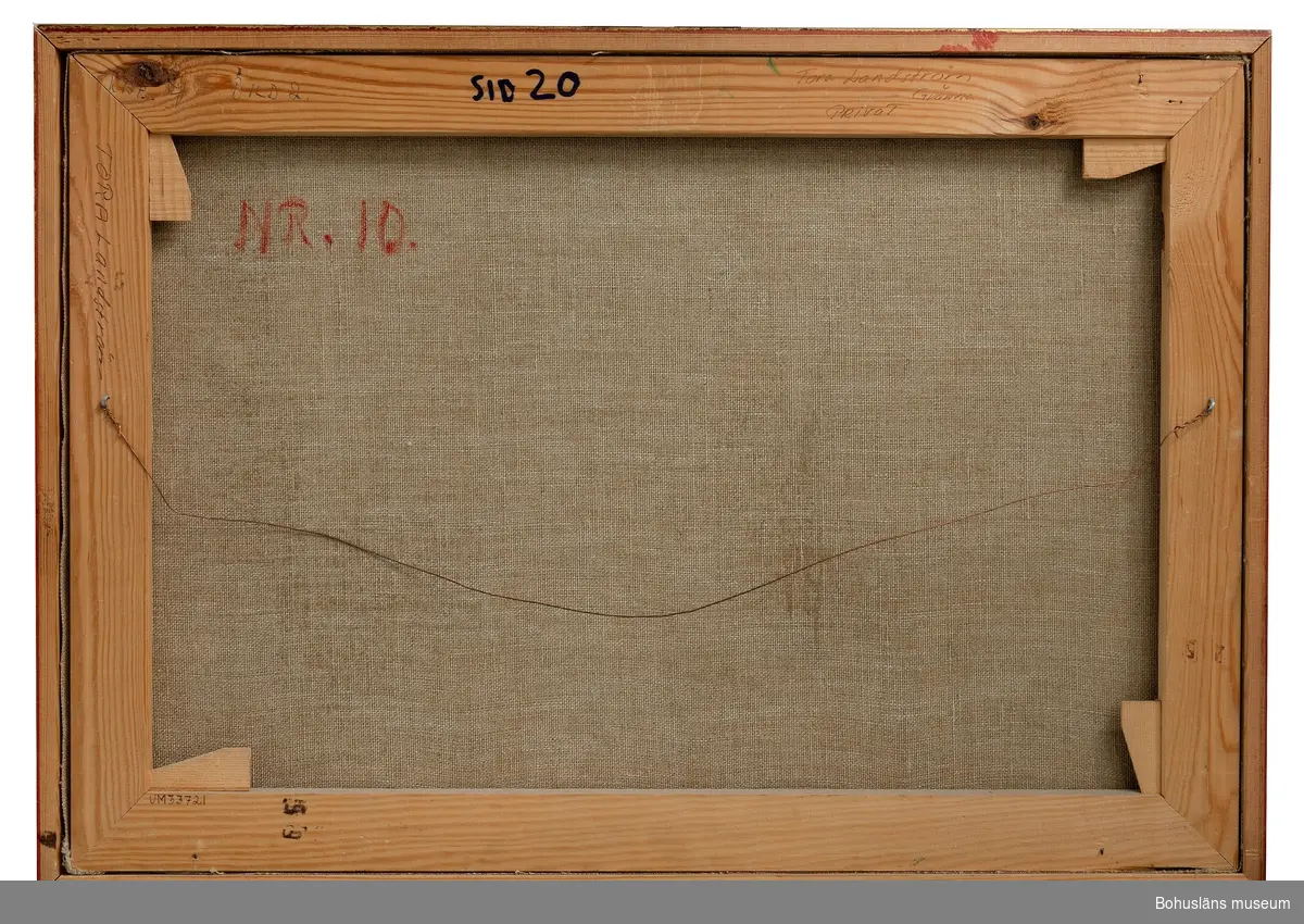 Vår sagomormor
Vi är väldigt glada i vår mormor! Hon är gammal, och liten och krokig som en martall. Hon har alltid tid med oss, och hon är så snäll. När vi har gjort oss illa, eller är ledsna, då tar mormor en i handen, och man får följa med in i hennes kammare: "Kom ska vi se va ja har här i mi taska", säger hon och så fram med en gammal väska. Kanske där är någon karamell eller "Svarte Petter", eller "De löjliga familjerna" eller roliga bilder eller konstiga knappar. I varje fall finns alltid tröst att få!
"Det finns många råd bortom berga" säger mormor. Mormors kam¬mare är alldeles full av sagor! Där är prinsessor i svanhamnar, och jätten som fick gullosten — månen — av pojken. Det är sagan om Askepåten, och om Pintel som lurade av trollkärringen både gullbock, gullämbar, gullykta, gulltäcke och gullfat.
Mormor kan massor av roliga historier, lekar och ramsor också.
Som exempel:
Tattarna som kom och ville ha husrum. Hur lät dom tro? Jo, så här kanske hade mormor hört att någon sa: "Kära far! Låna oss hus! Vi äro ej så faselia många. De ä ja, å Jan i Tutaröva, Per i Kattakleva, lilla jänta å ja. En gånger trettan, två gånger åttan. Tre rider, två går. Å en kommer efterlankande mä märra." Hur många blir det tro? Ja då måste vi räkna. Blir det femtionio?
Gåtor tycker vi mycket om. Mormor har många gåtor åt oss. Som de om katten. "Före som ett nystan, mitt på som en säck, och bakefter som en kastad käpp?" Och den här. "Två nattblinker, fyra tjisselinker, och fem horngafflar på varje tjisselink."
Om tuppen frågar vi så här: "Står på sten, och borstar ben, och klyver horn och tuter i?" Och en till om tuppen. "Det står en man invid vår vägg, med horngap och läderskägg, vad heter han?"
Den här handlar om golvklockan som står i vrån. "Uppi mitt huvud där ä en sån trall. Ner i min mage där ä en sån rall. När andra sover så har jag ingen ro för nere i min mage ä de liner å lo."
Och den här: "Ek å bok å bark å näver. Stava det med tre bokstäver." Och så stavar man DET.
Och det här. "Bonden ser det ofta. Kungen ser det sällan och Gud ser det aldrig. Vad är det för något?" Svar: Sin like.
"Inte har jag de, och inte vill ja ha de, men om jag hade de, ville ja inte vara av med de för hela världen." Vad är det för något? Svar: Ett flintskalligt huvud.
Och många andra som vi hört eller hittat på. Hon lärde oss också små visor som den här: (sicka betyder: "se vilken")
"Hej hopp min far! Sicka häst ja har! Sicka lår! Sicka ben! Sicka skutt han tar! Sicka roompa han draar!"

Och en liten tröstevisa:
"Här är gott å geta, för här är ingen väta! (geta betyder valla)
Här gror löken, här gal göken!
Här sitter duvorna på tuvorna å spinner.
Spinner små silkesstrumpor åt Beeettan!"
Och den här:
"Snälle gubben han hade en käpp och en hund där han vakta små får och små lamm.
 Och han lade sig att sova på ängen en stund. Strax kom vargen den stygge då fram.

Och lammet det springer så fort till sin mor Bä! Bä! Bä! Bräker lammet förskräckt. Då vaknar den hunden så snäll och så stor Vov! Vov! Vov! Skäller hunden så käckt!

Då vaknar den gubben och skyndar sig opp I sin hand tar han käppen så stark. Efter vargen han springer i det fullaste galopp så det viner i skog och mark.
 
Och hunden han skäller och biter. Och käppen den slår! Och vargen han bort sig beger. Han springer långt, långt bort i de djupaste snår. Och den vargen han kom aldrig mer!"
Den sista raden sjöng vi två gånger, för den tyckte vi var så bra. "Och den vargen han kom aldrig meer."

När mormor stoppade sin lilla pipa, och skulle ta sej en rök brukade hon gnola på en liten stump för sej själv,
"De rogar mej mest i spisen att sitta, spisen att sitta, spisen att sitta. Stundom i fönstret på väderleken titta, väderleken titta, väderleken titta. Tre korn i pipan de rogar mej mest."

Många ramsor lärde hon oss utantill, "för att öva upp minnet", sa mormor. På så vis blev det en mening, även med att leka. T ex "Min fru frände". En skulle börja så här:
"Min fru frände skicka mej till dej med en penge.
Å den ska du köpa en väre (vädur gumse) för.
Å den ska du göda å föda. Hans namn ska du aldrig förgäta.
Hans namn är Sven Svinkeliben satt på Konk-Konkeli- sten,
å äter vetemjölsvälling så de gnisslar å visslar
som när man klipper rått glas me' en träsax.
Men du får inte säje svart, å inte vitt, å inte nej, å inte ja,
för de vill inte min fru frände ha."
Och så får du inte lov att skratta, lade vi till.
Nå va köpte du för pengen? Börjar man! Den andre kan köpa bil, eller vad som helst.
"Ja köpte en lammunge" "Ä den vit?" "Den är grön."
"Har du sett en grön lammunge?" "Ja, min."
Om han svarar så, måste han lämna pant, för han skulle ju inte få säga ja. Så då lämnar han en näsduk, eller penna, eller ett hårband i pant och så går leken vidare. När man tröttnat skall panterna lösas ut. Det går till så här: För att ingen skall veta vems panten är, håller frågaren panten bakom sig.
"Det svear och bränner. Den panten bekänner. Domare döm. Vilken dom ska han ha?"
Då hittar den som är domare på något, som att "han ska springa runt huset tre gånger", eller "hon får inte prata mer ikväll" eller "han ska säga det här sju eller tio eller tolv gånger utan att andas".
"Den får inte vara läsper på käften som kan säja detta tio gånger -Färska fisken på disken på duken på bordet för prästen på julafton. Färska fisken på disken på duken på bordet för prästen på julafton osv".
En annan lek går till så här: Vi sitter i en ring på golvet, fötterna mot varandra, ryggarna utåt. En går utanför ringen med en socka eller sko eller dylikt och säger:
"Jag går och bär min sko i varje vrå. Jag fryser och svälter. Jag får inte sålt den. Jag kastar den snart. Jag kastar den snart."
Han låtsaslägger den bakom ryggen på flera, och lägger den på riktigt bakom en. Om han sen hinner runt ett helt varv utan att den som har den upptäcker det, får den "bära sko".
Ibland leker vi "Borra äpple" som går till så här: Vi står i rad eller ring med våra händer framför oss, bredvid varandra, lätt knutna med tum¬me och pekfinger uppåt. De ska föreställa äpplen. En ska nu gå och borra ner sitt pekfinger i hålet i varje "äpple" och säja så här, tills han borrat bort alla "äpplena". "Borre, borre äpple, kasta bort. Borre, borre äpple, kasta bort." När han kastat bort sista äpplet frågar han alla i tur och ordning, och då ska de svara så här när han frågar:
"Var blev av äpplet.?"	"For i forsen"
"Var blev av forsen?"	"For i kvarnen"
 
"Var blev av kvarnen? "Vad blev av mjölet?" "Vad blev av kakan?"
Mol mjöl"
Baka kaka"
Glon (glöden) stekte
 
"Vad blev av glon?" "Vad blev av vattnet?" "Vad blev av oxen?" "Vad blev av klaven?" "Vad blev av yxan?" "Vad blev av sme'n?"

"Vad blev av råg och vete?" "Vad blir av kråkor och kajor?"
"Vattnet släckte" "Oxen drack det" "Klaven band den" "Yxan klöv den" "Sme'n smidde"
"Han går ut över alla berg och dalar och sår råg och vete." "Det äter kråkor och kajor opp." "En part i syd och en part i nord och en part i djupa dalar. Och kol och aska i mun på den som först talar."
 Sen sitter vi där tysta så länge vi orkar, eller rättare sagt så länge Bettan kan. Det är onekligen ett bra sätt att få tyst och lugn i huset.

Vi måste leka vackert, och inte väsnas, i mormors kammare. För mormor är så gammal, nästan nittio år. "Min lille kammerpige" kallar hon Bettan. Fast det är Allan och jag, som snör på mormor hennes små svarta kängor varje morgon, för Bettan kan inte knyta snörena riktigt ännu. Men hon kan knäppa knappar.

Mormor har lärt oss den här gamla ramsan: Lappete, lusete, fillete, ren, pen, ädelsten. — Lappad, lusig, trasig, ren, vacker, ädelsten — som vi räknar på knapparna i livstycket när vi klär av och på oss. Jag slutar alltid på LUSETE, och Bettan på ÄDELSTEN, fast vi har precis lika många knappar, med strumpebandsknapparna inräknade. Men hon fuskar och börjar räkna på fillete istället för på lappete. "Det hade allt vart i säck innan de kom i påse", som pappa säger. Och jag vet nog vem som viskade till henne hur hon skulle göra. — Pappa uppfostrar oss med ordspråk. Mamma med bibelspråk och mormor uppfostrar oss med ramsor och sagospråk. Mormors uppfostran är bäst tycker vi. Men Bettan är mormors favorit!

Mormor har en väldigt liten kaffekittel, som hon kokar sig kaffe på när hon har lust.
När det är kallt på vintern brukar mamma stiga upp tidigt och tända i spisar och kakelugnar. På söndagsmorgon händer någon gång, att hon ger pappa och mormor, var sin "Uddevallare" på sängen. Det är kaffe med honung och renat i.
Pappas säng står på andra sidan väggen där mormor ligger, och så säger pappa: "Skål på Dej Gamlemor!" Varpå mormor svarar: "Skål då Bohlin!". Med stor högtidlighet och vördnad i rösten från vardera sidan av väggen.

Tora Bohlin Landström ur "Barnsliga bilder med gullkant på", sid. 14 - 20.