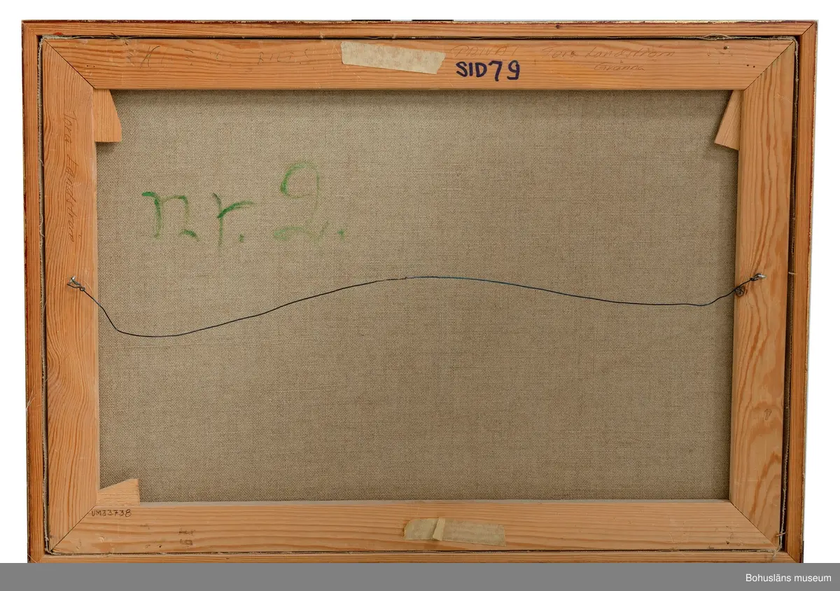 Nu har mamma fem barn som går i skolan på en gång. Hilding går och läser för prästen. Vi sitter runt bordet i vardagsrummet med fingrarna i öronen, och rabblar läxor. Helst ska vi kunna dem utantill. I synnerhet Hilding.

Ebba har rest tillbaka till sin skola i Norrland, och vi saknar henne förstås, och vi skriver långa brev. Jag kikar över axeln på en av pojkarna som just skrivit "min kärra Ebba". Jag retas lite, och han bli arg och knycklar ihop sin skrivelse och ger upp detta svåra företag. På det viset fick inte "kärra Ebba" detta underbara brev, som säkert blivit både roligt och kärleksfullt. Vi börjar redan gissa och fundera över vad det kan bli i julklappslådan hon lovat skicka.

Tant Hanna fick visst inte rätt när hon i somras sa på tal om skolan: "Då är det slut på dina goda dagar". Jag tycker om skolan, och dagarna är goda! Det går riktigt bra för mig.
Nu har det gått ett helt år sedan jag började min berättelse. Ett helt år med Allan och Bettan och mej, och hela familjen, och hela världen.
Nu vet du hur det var då, när vi var små.
Här har du mina barnsliga bilder, med gullkant på.

Tora Bohlin Landström ur "Barnsliga bilder med gullkant på", sid. 79 - 80..