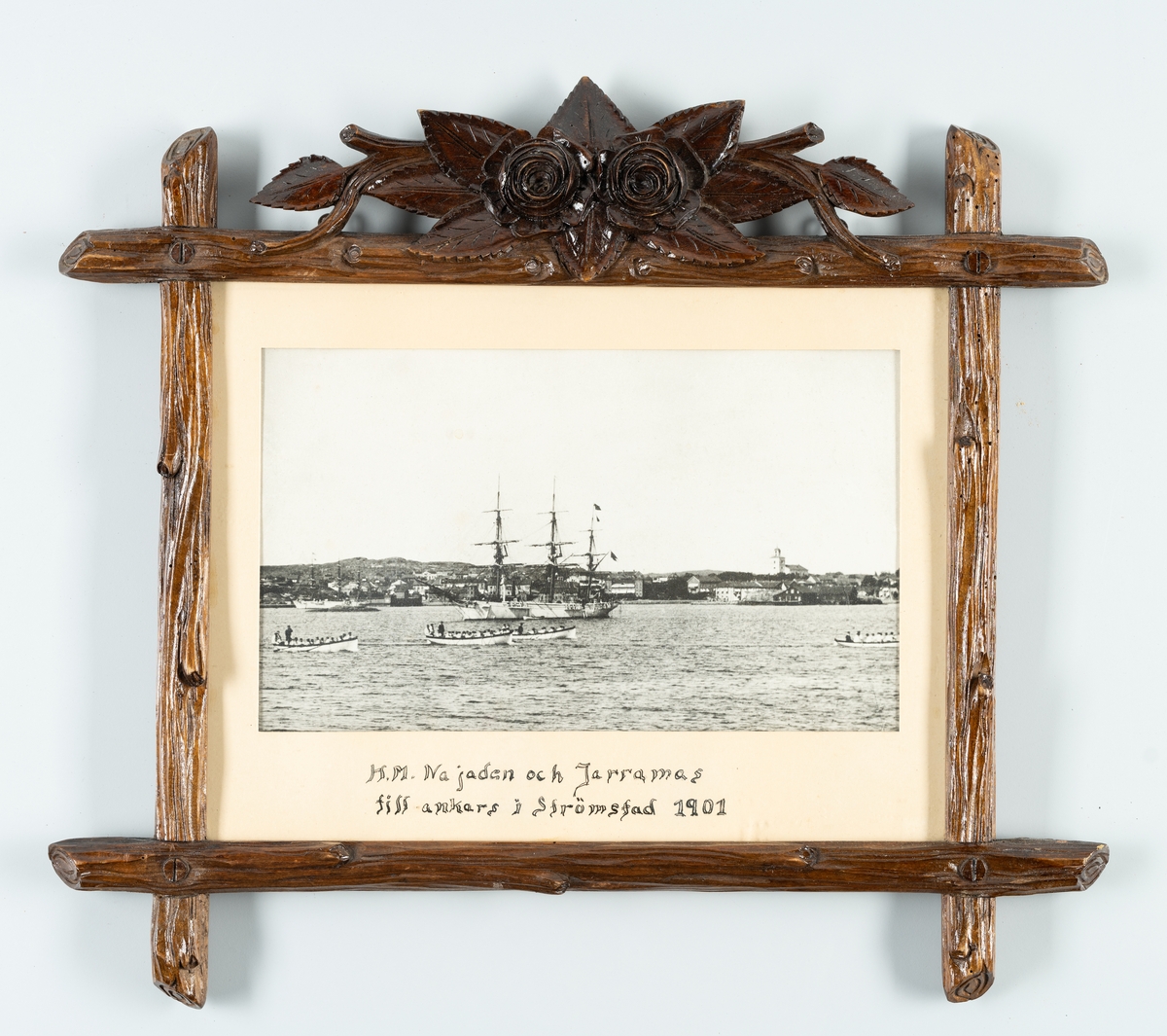 Bilden visar skeppsgossefartygen Najaden och Jarramas till ankars i Strömstad år 1901. I förgrunden syns fyra roddbåtar med skeppsgossar som förmodligen håller på med utbildning i rodd.