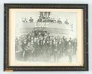 Denna gruppfoto föreställer manskapet ombord på monitor Loke år 1877. På denna reproduktion finns namnen av flera avbildade påskriven med blyertspenna.