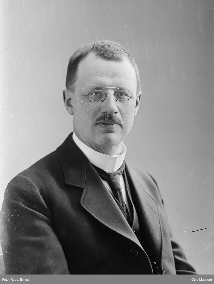 portrett, mann, byråsjef, brystbilde, lorgnetter