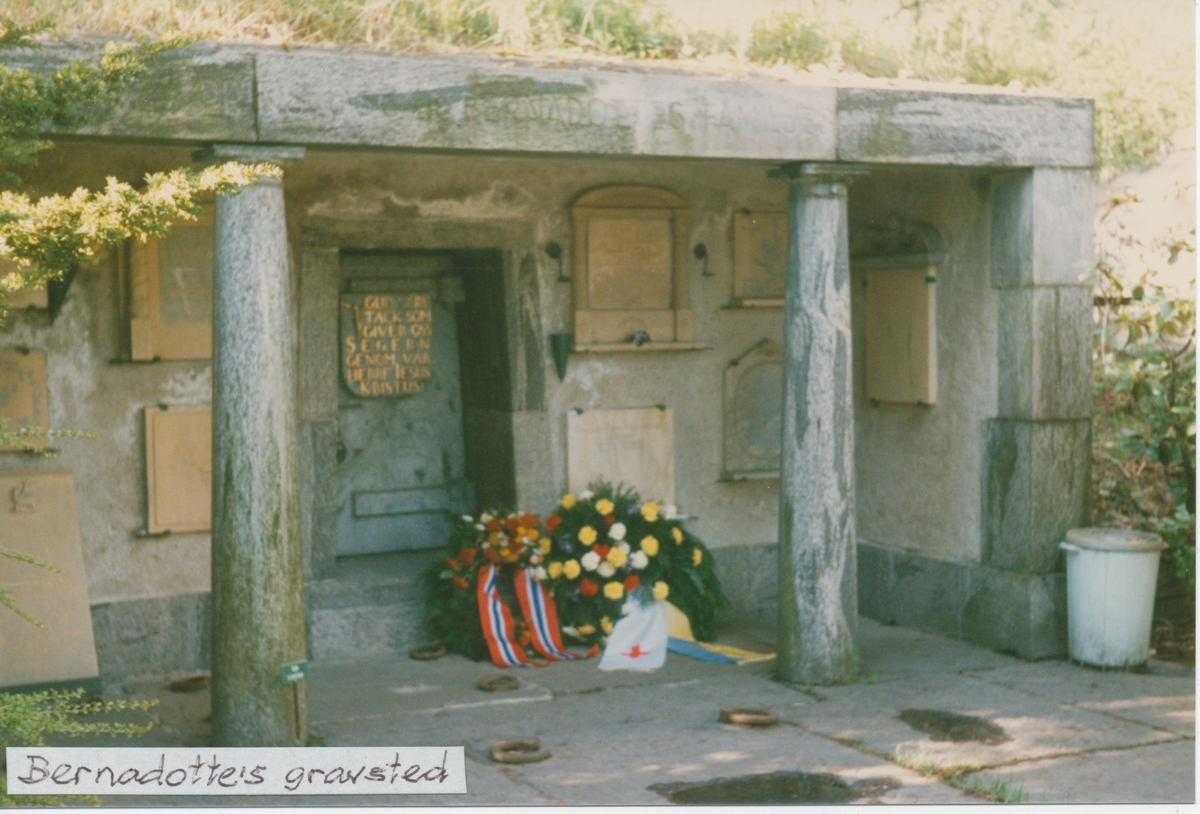 Folke Bernadottes grav i Stockholm, 18.05.1986. Bildet er tatt under tur Foreningen av politiske fanger 1940-1945 arrangerte til Stockholm 16.-19.05.1986.