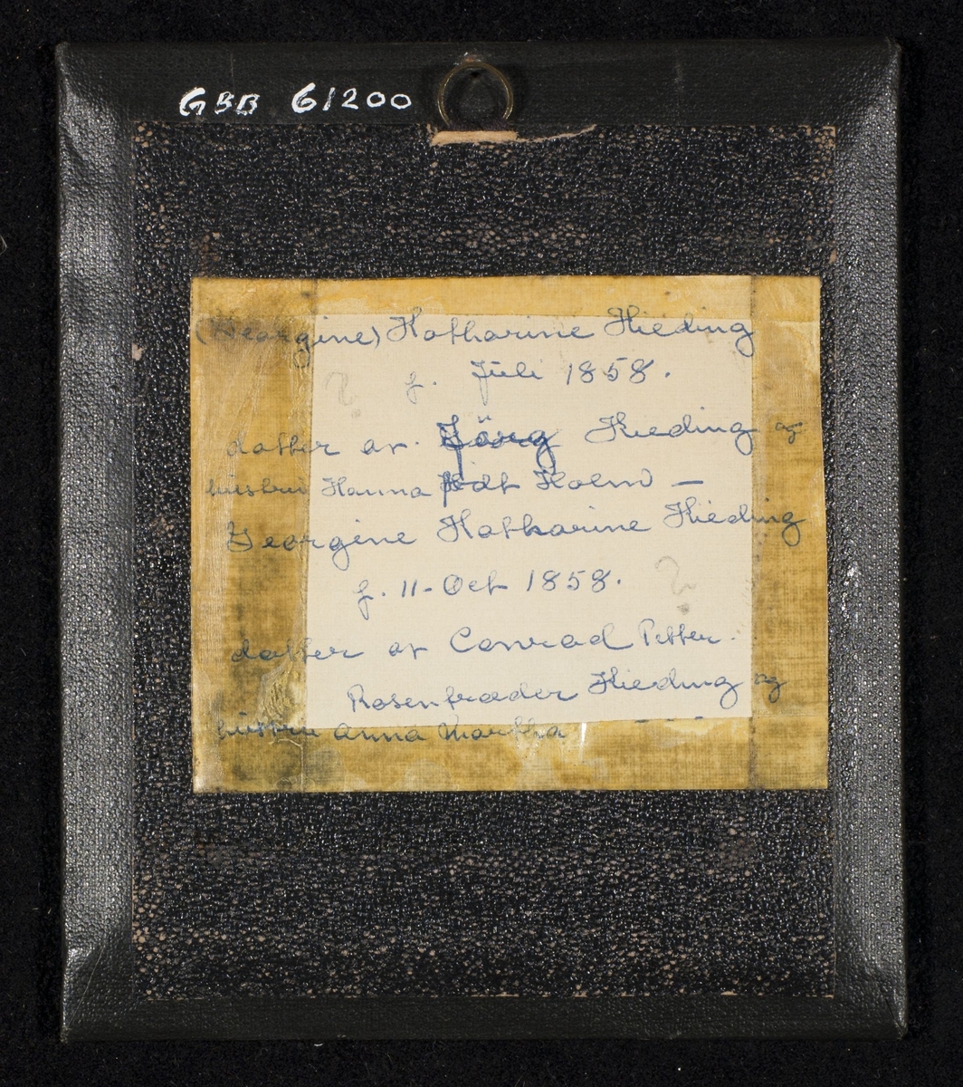 Daguerreotypi av to barn. Pikene er Chatarina Kieding (1858-1927), senere språklærerinne, og Georgine Kieding g. Ennerson (1858-1928).