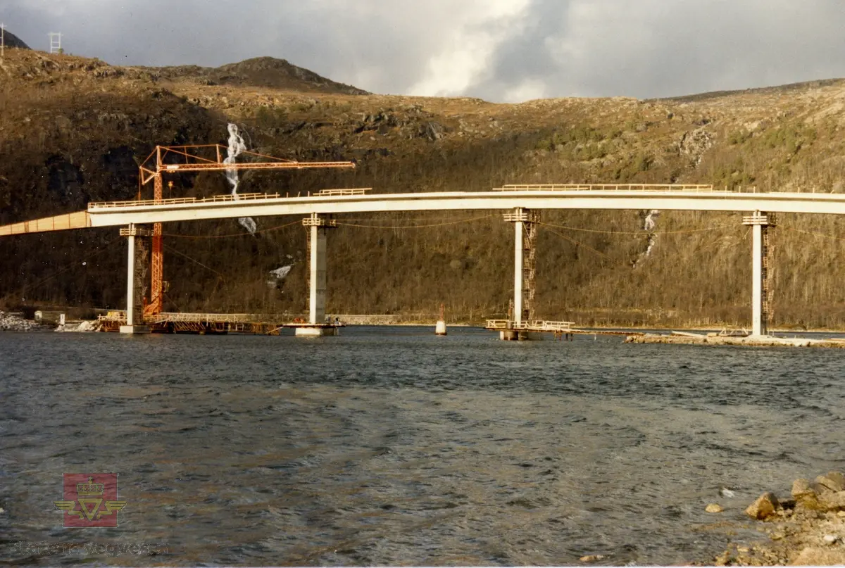 Brubygging , Ramsund bru. Montasje av ståldragere. Ramsundbrua ble  åpnet 1986. Følg pilen til høyre.